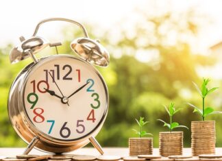 Czym różni się zarządzanie od przywództwa w odniesieniu do źródła władzy oddziaływania i dlaczego jest to istotne w ujęciu biznesowym?