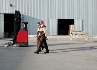 Czego nie może robić operator wózka widłowego