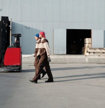 Czego nie może robić operator wózka widłowego